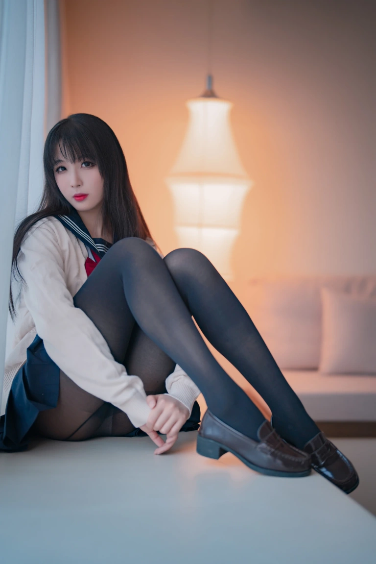 轩萧学姐《NO.45 – 厚裤袜JK》主题写真：44张全套美图