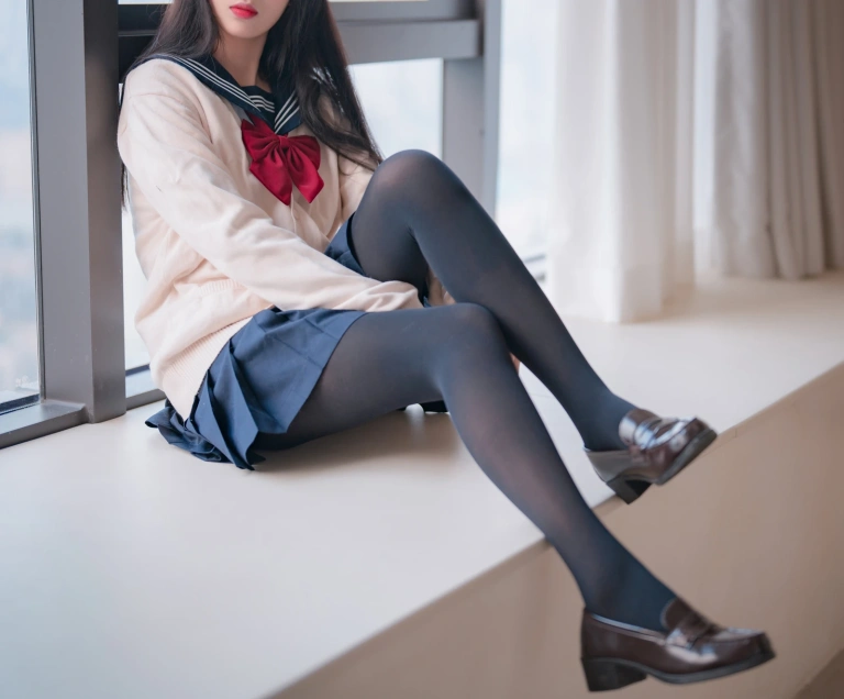轩萧学姐《NO.45 – 厚裤袜JK》主题写真：44张全套美图