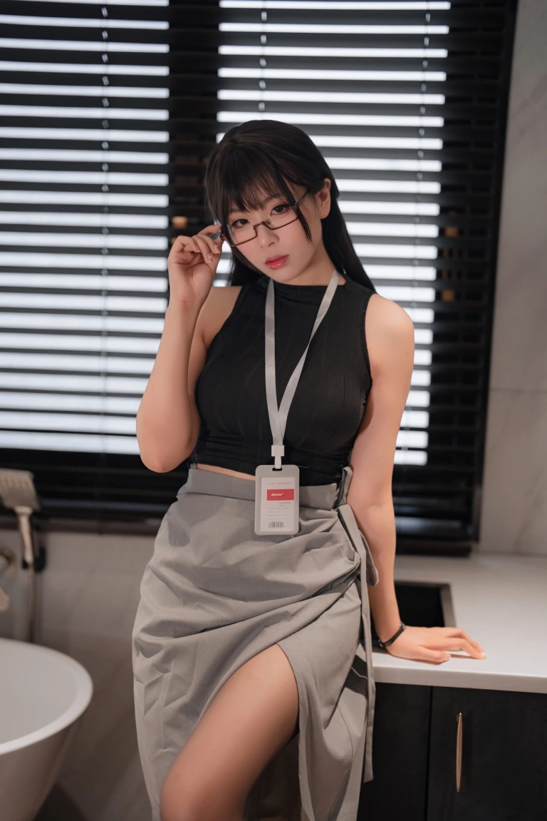 轩萧学姐《NO.46 – 眼镜娘OL》主题写真：85张全套美图，含3个视频