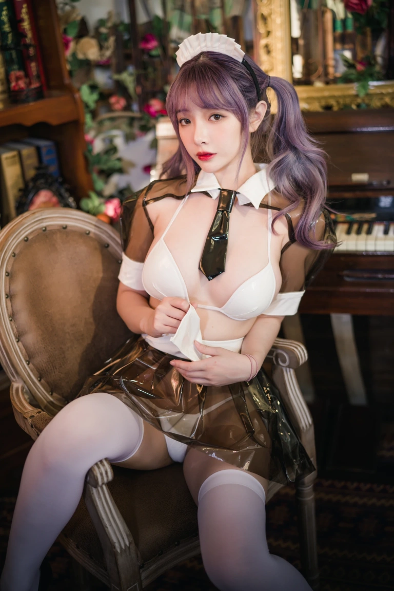 雯仔不讲道理《透明皮衣女仆》主题写真：18张全套美图