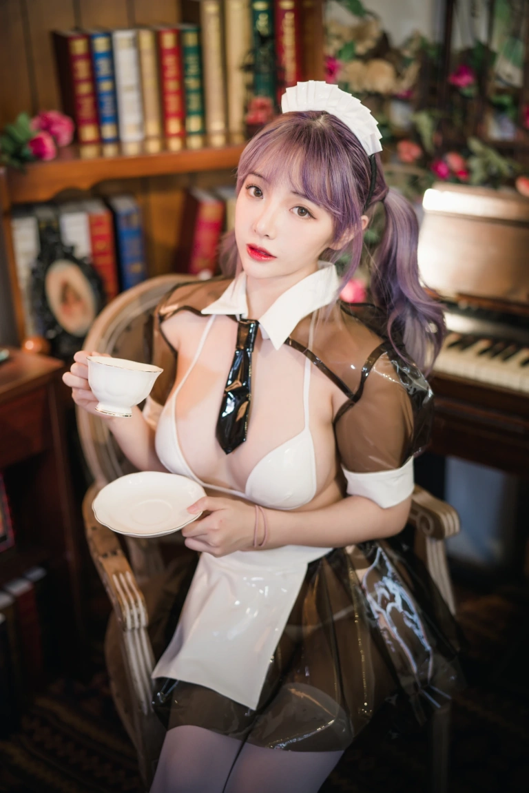 雯仔不讲道理《透明皮衣女仆》主题写真：18张全套美图