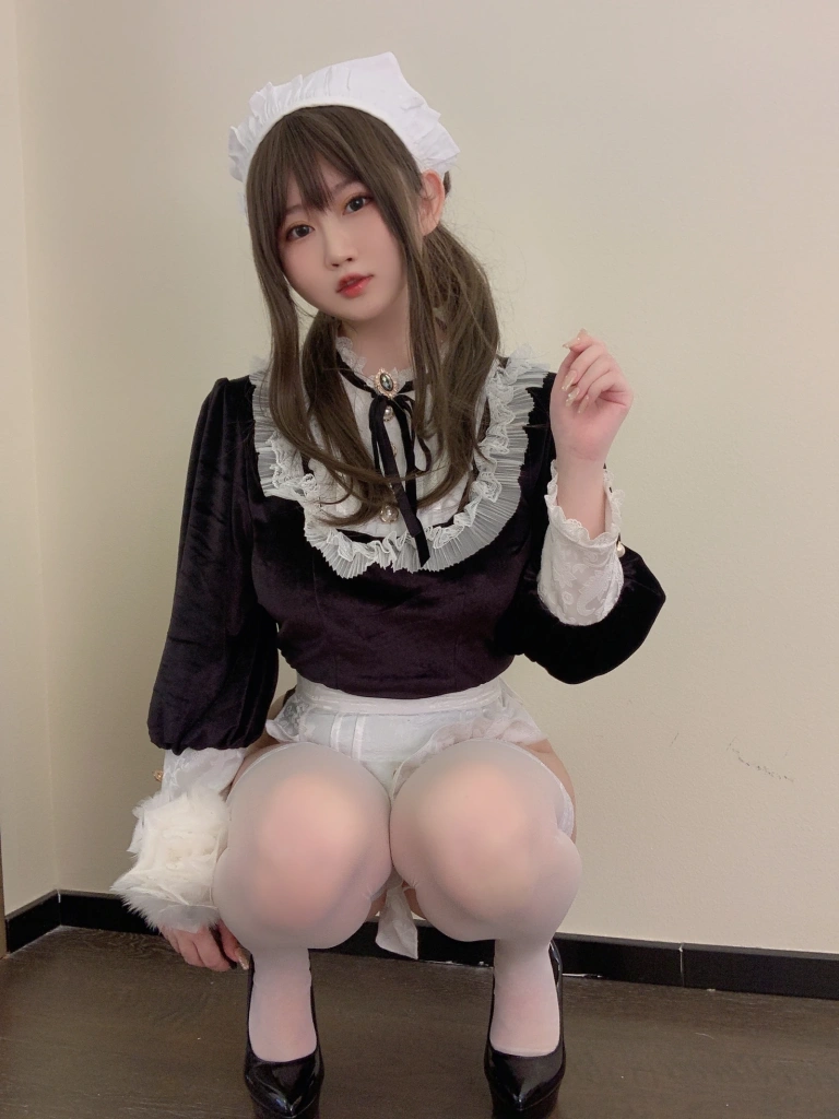 依酱《女仆馆长》主题写真：50张全套美图，含5个视频