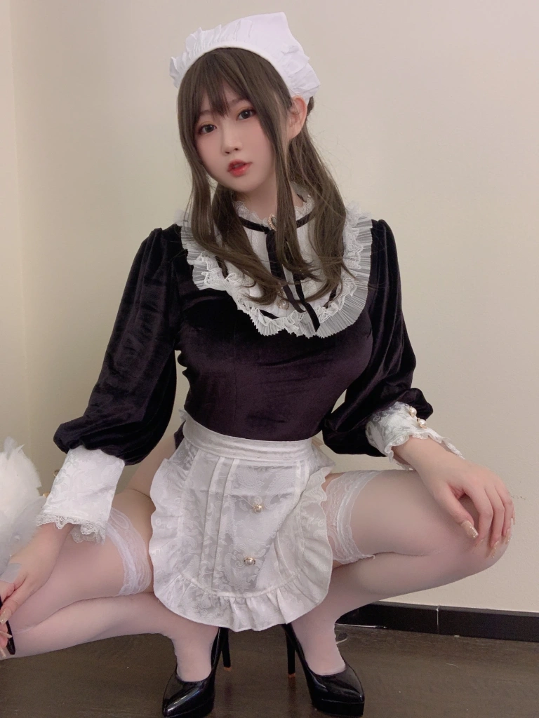 依酱《女仆馆长》主题写真：50张全套美图，含5个视频