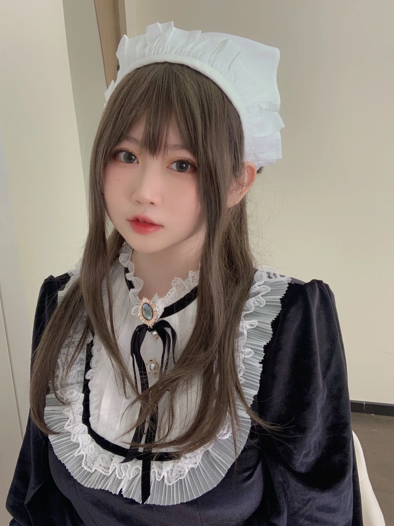 依酱《女仆馆长》主题写真：50张全套美图，含5个视频