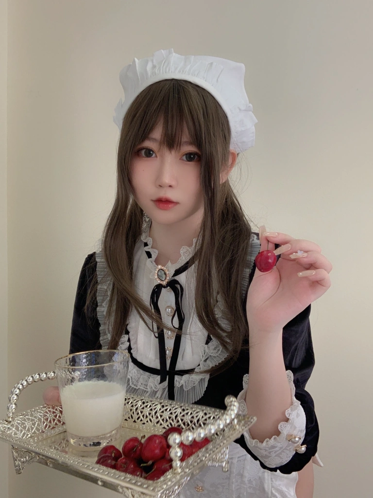 依酱《女仆馆长》主题写真：50张全套美图，含5个视频
