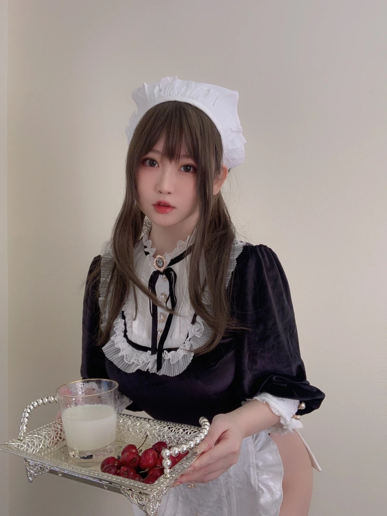 依酱《女仆馆长》主题写真：50张全套美图，含5个视频