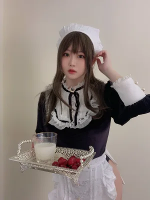 依酱《女仆馆长》主题写真：50张全套美图，含5个视频