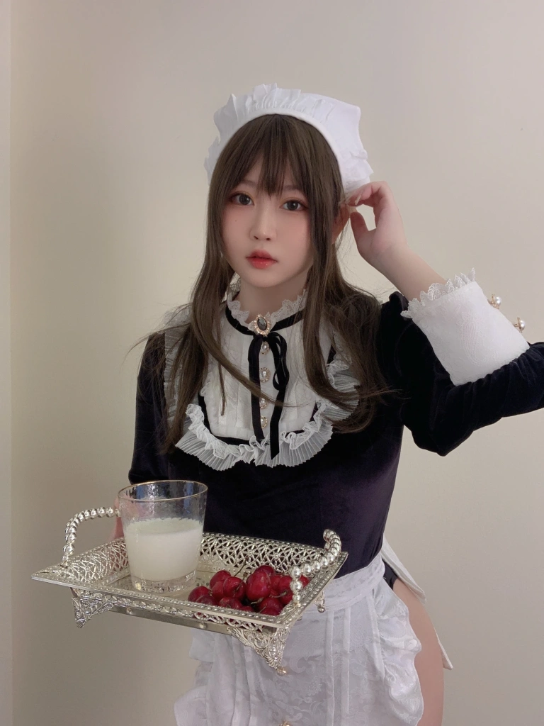 依酱《女仆馆长》主题写真：50张全套美图，含5个视频