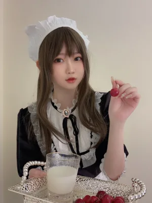 依酱《女仆馆长》主题写真：50张全套美图，含5个视频