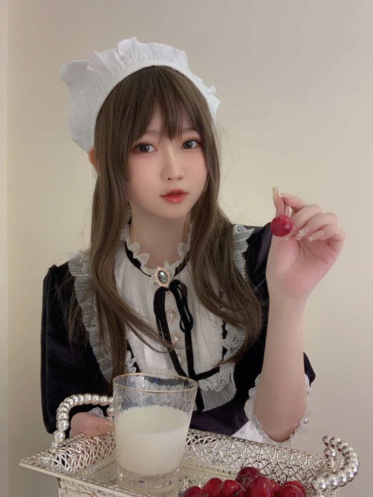 依酱《女仆馆长》主题写真：50张全套美图，含5个视频
