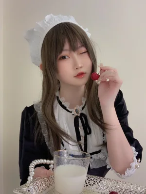 依酱《女仆馆长》主题写真：50张全套美图，含5个视频
