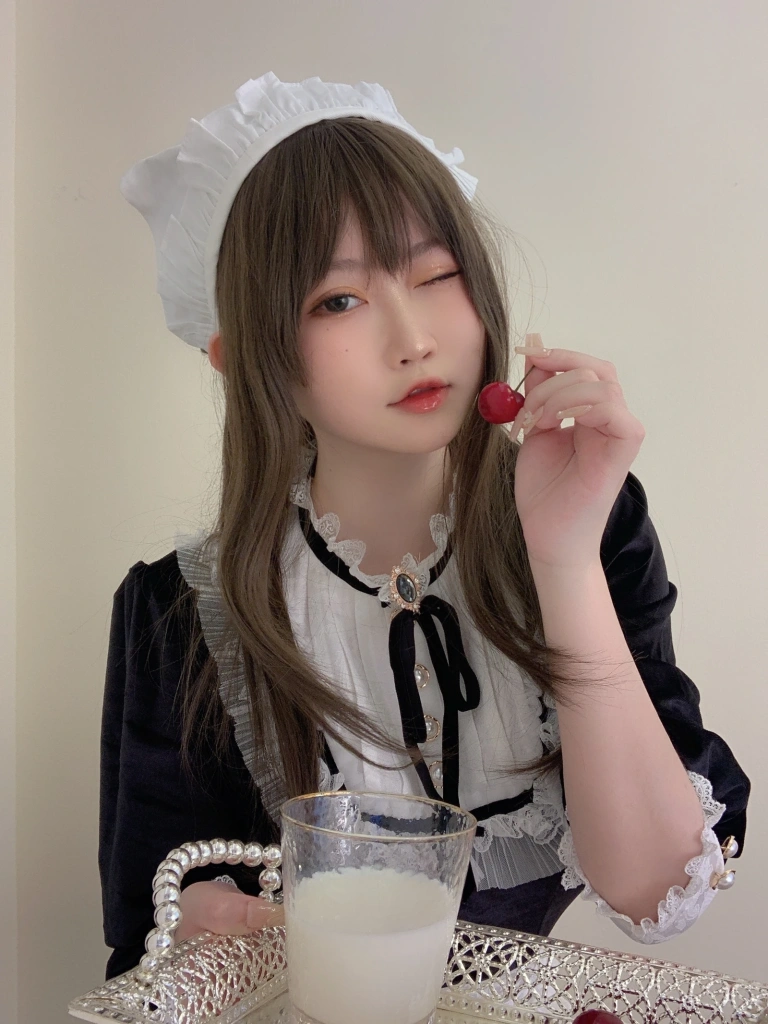 依酱《女仆馆长》主题写真：50张全套美图，含5个视频
