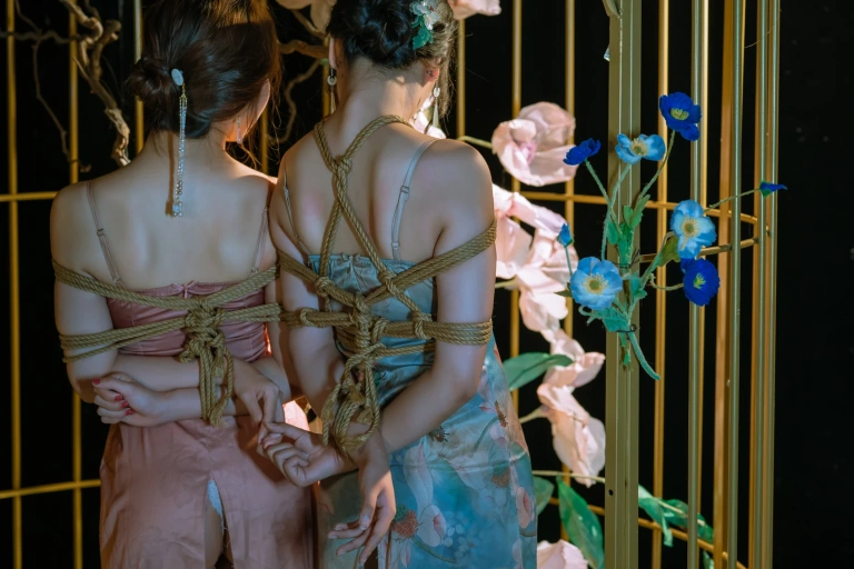 轩萧学姐&奶桃桃《NO.49 – 捆绑双人》主题写真：18张全套美图，含1个视频