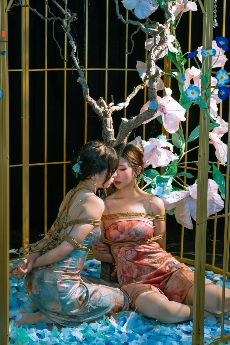 轩萧学姐&奶桃桃《NO.49 – 捆绑双人》主题写真：18张全套美图，含1个视频