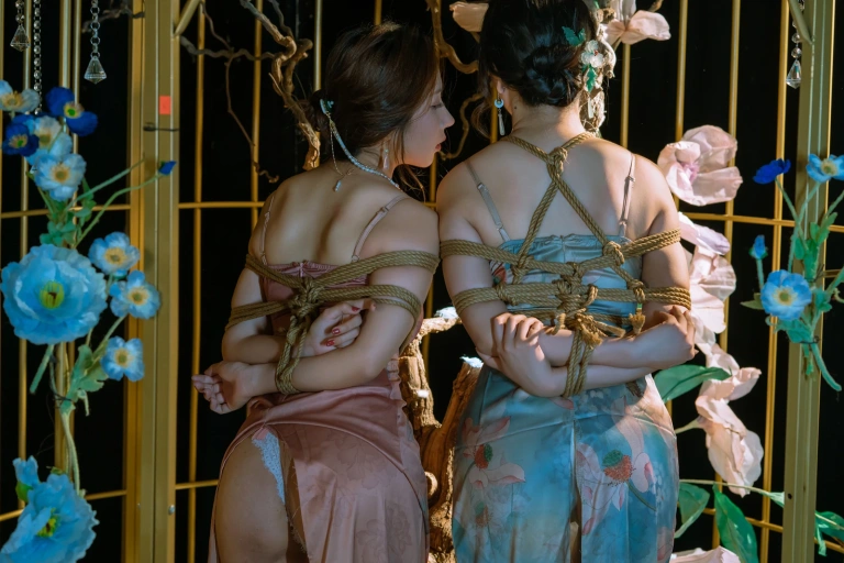 轩萧学姐&奶桃桃《NO.49 – 捆绑双人》主题写真：18张全套美图，含1个视频