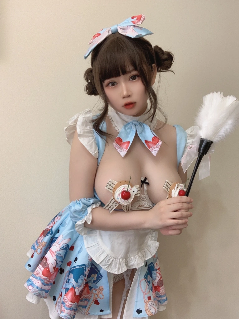 依酱《甜点》主题写真：30张全套美图，含7个视频