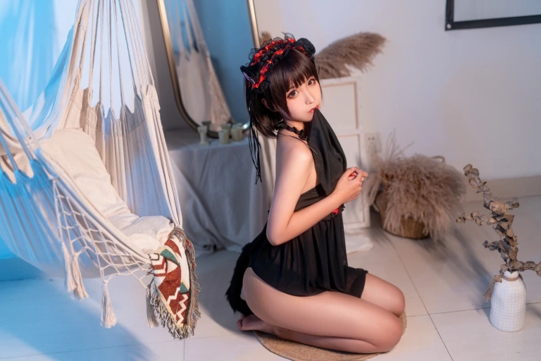 蠢沫沫《黑睡裙》主题写真：40张全套美图