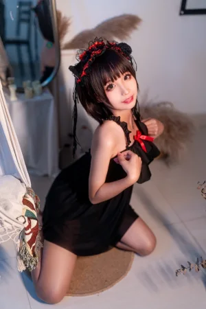 蠢沫沫《黑睡裙》主题写真：40张全套美图