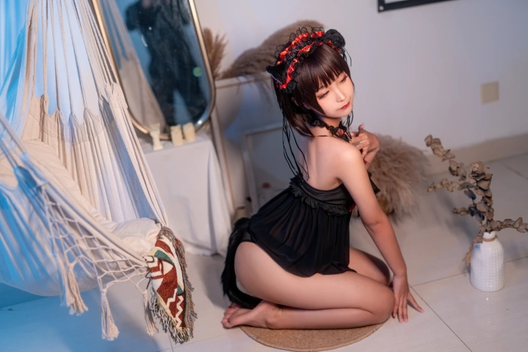 蠢沫沫《黑睡裙》主题写真：40张全套美图