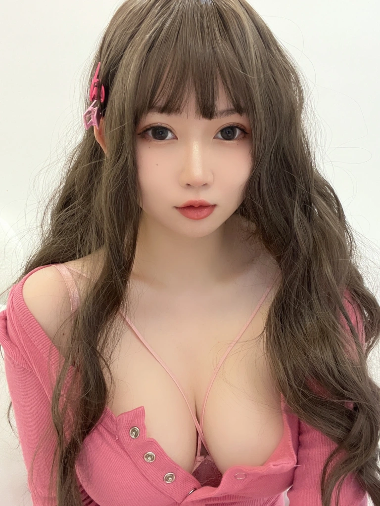依酱《丰满的五月》主题写真：56张全套美图，含14个视频