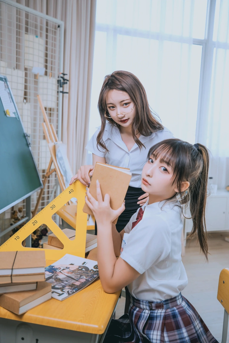 神楽坂真冬《第三季 序号3：《数之歌》百合教室》主题写真：150张全套美图，含3个视频