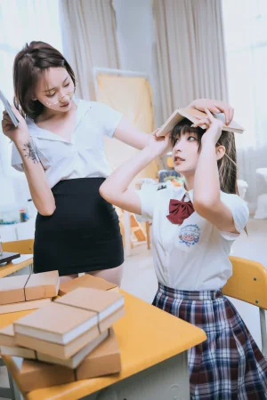 神楽坂真冬《第三季 序号3：《数之歌》百合教室》主题写真：150张全套美图，含3个视频