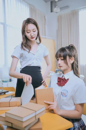 神楽坂真冬《第三季 序号3：《数之歌》百合教室》主题写真：150张全套美图，含3个视频