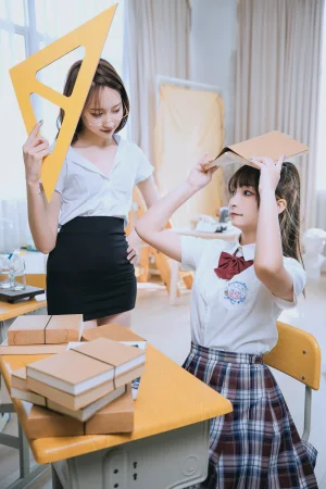 神楽坂真冬《第三季 序号3：《数之歌》百合教室》主题写真：150张全套美图，含3个视频