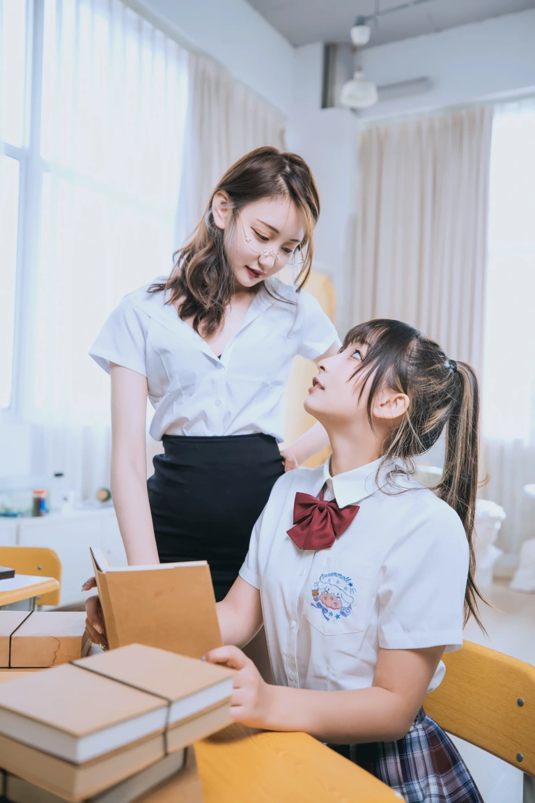 神楽坂真冬《第三季 序号3：《数之歌》百合教室》主题写真：150张全套美图，含3个视频