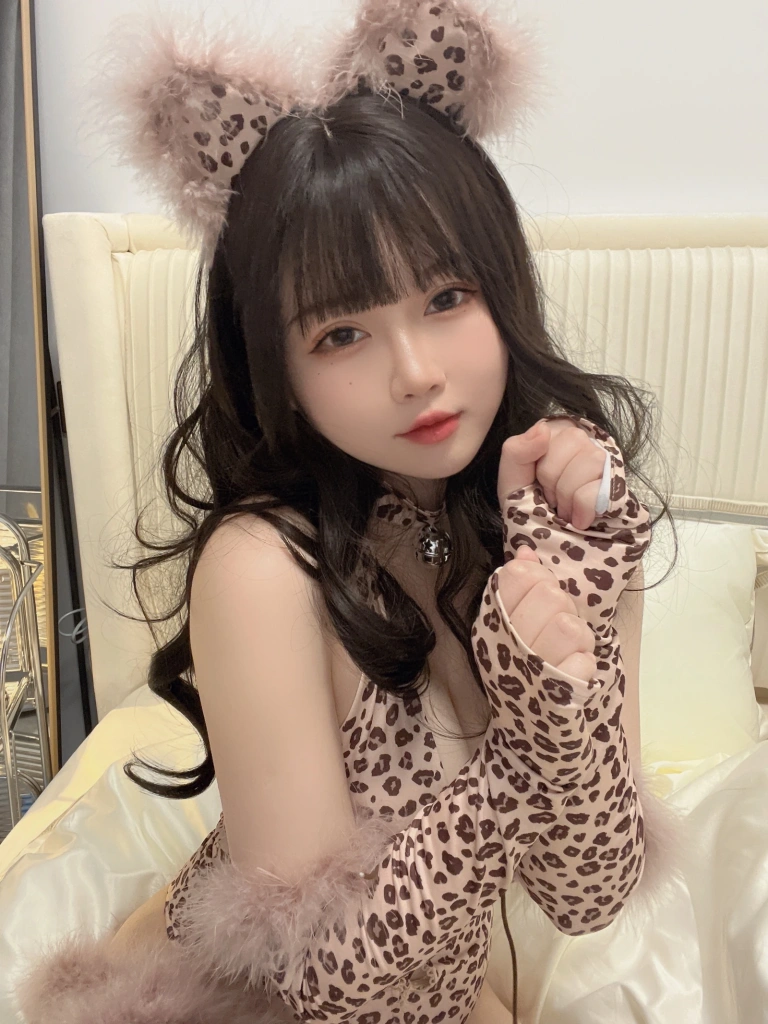 依酱《豹女》主题写真：40张全套美图，含3个视频