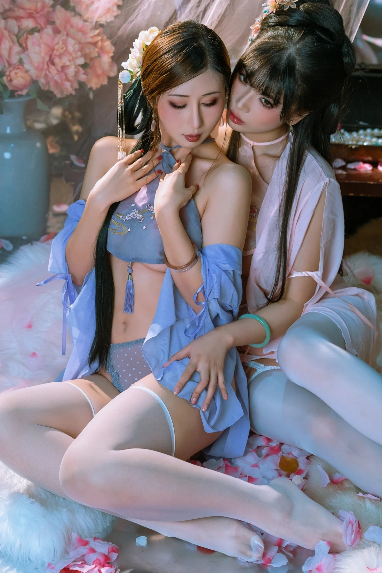 轩萧学姐&奶桃桃《NO.53 – 绸缎》主题写真：22张全套美图，含1个视频
