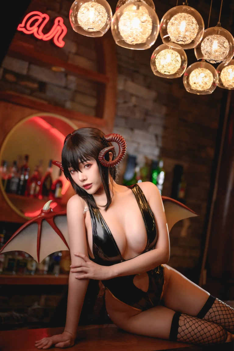 雯仔不讲道理《恶魔大凤》主题写真：43张全套美图，含1个视频