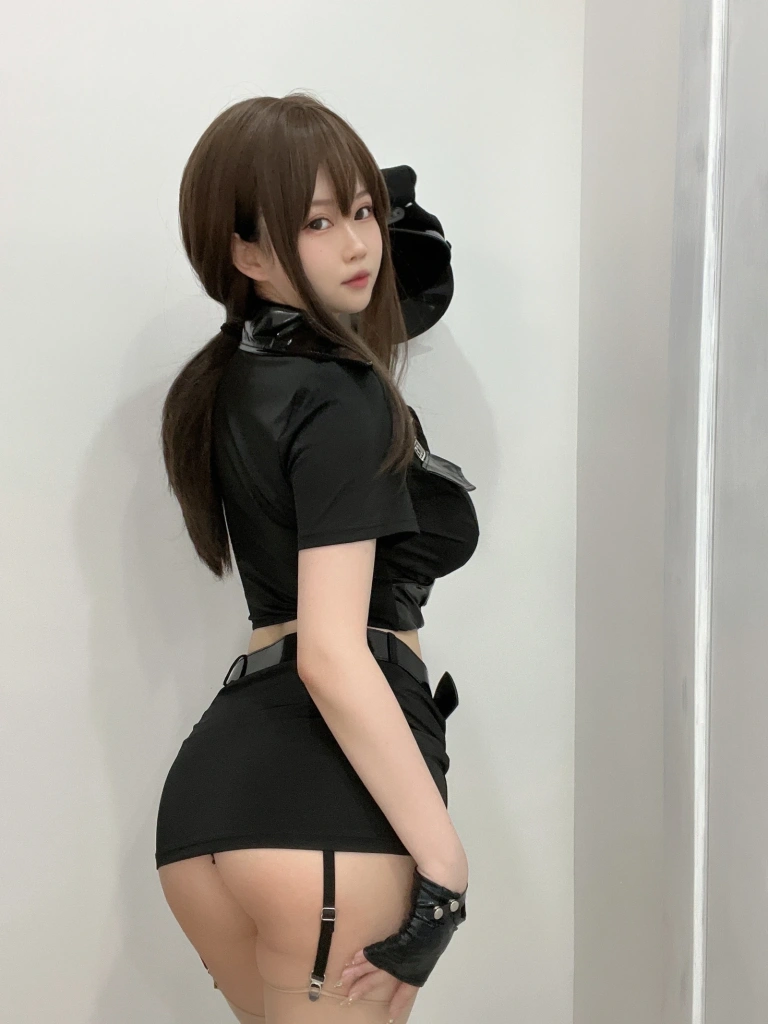 依酱《女警》主题写真：30张全套美图，含4个视频