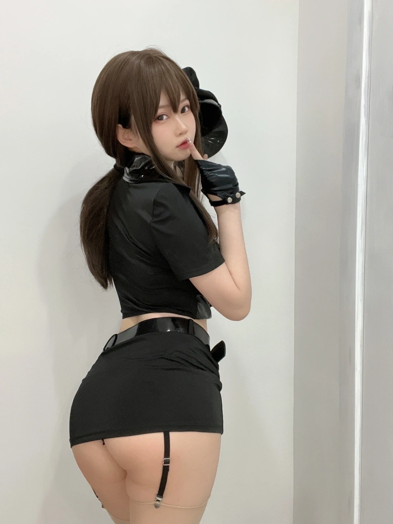依酱《女警》主题写真：30张全套美图，含4个视频