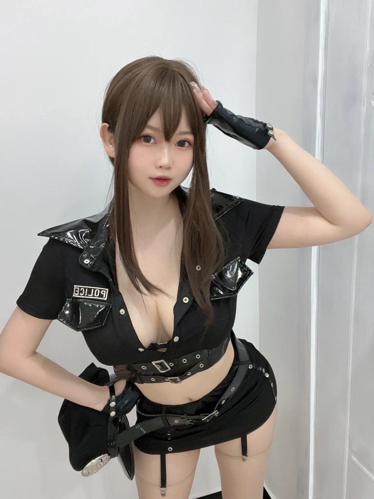 依酱《女警》主题写真：30张全套美图，含4个视频