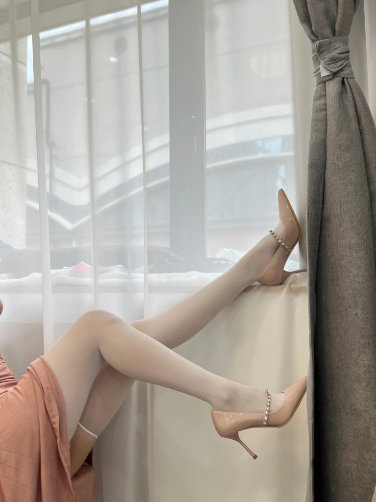 依酱《人妻》主题写真：31张全套美图，含4个视频