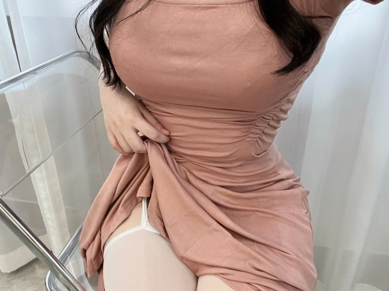 依酱《人妻》主题写真：31张全套美图，含4个视频