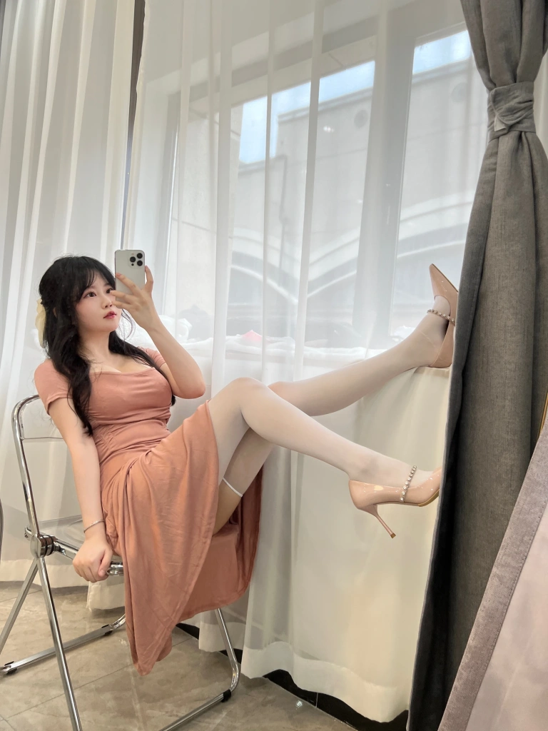 依酱《人妻》主题写真：31张全套美图，含4个视频