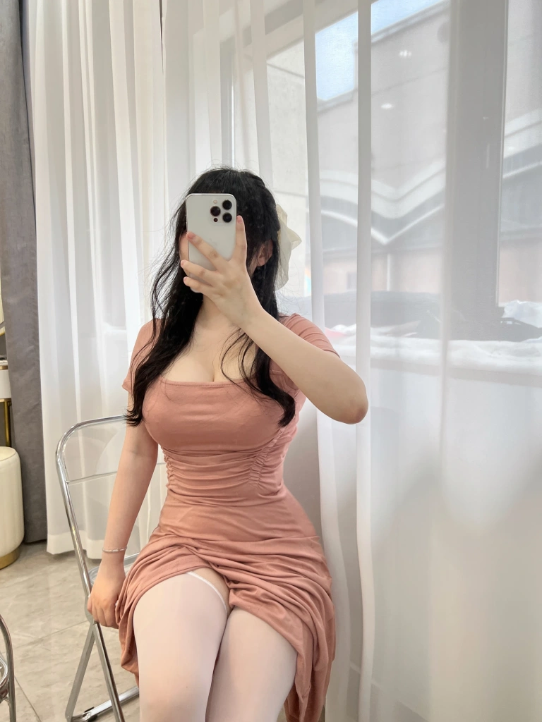 依酱《人妻》主题写真：31张全套美图，含4个视频