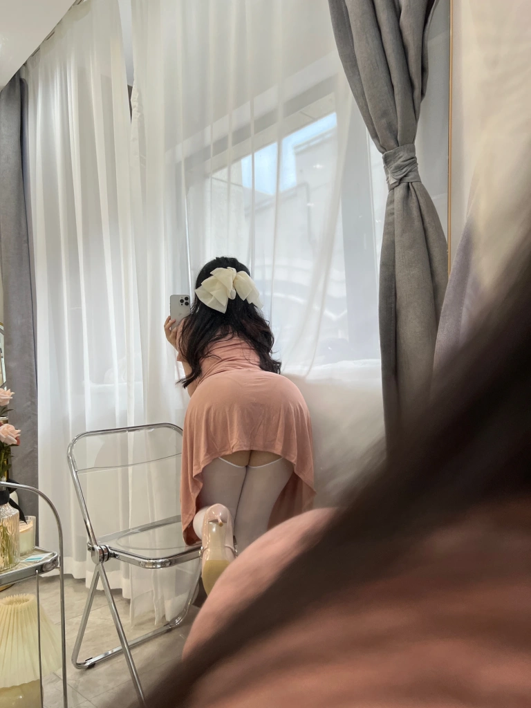 依酱《人妻》主题写真：31张全套美图，含4个视频