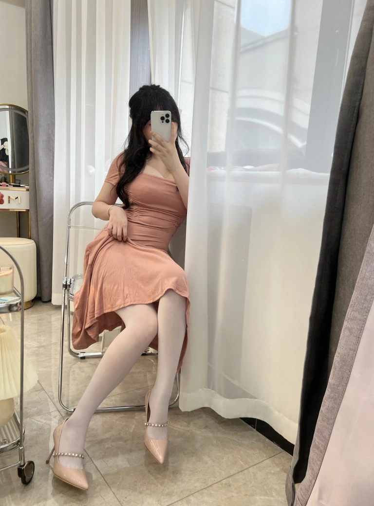 依酱《人妻》主题写真：31张全套美图，含4个视频