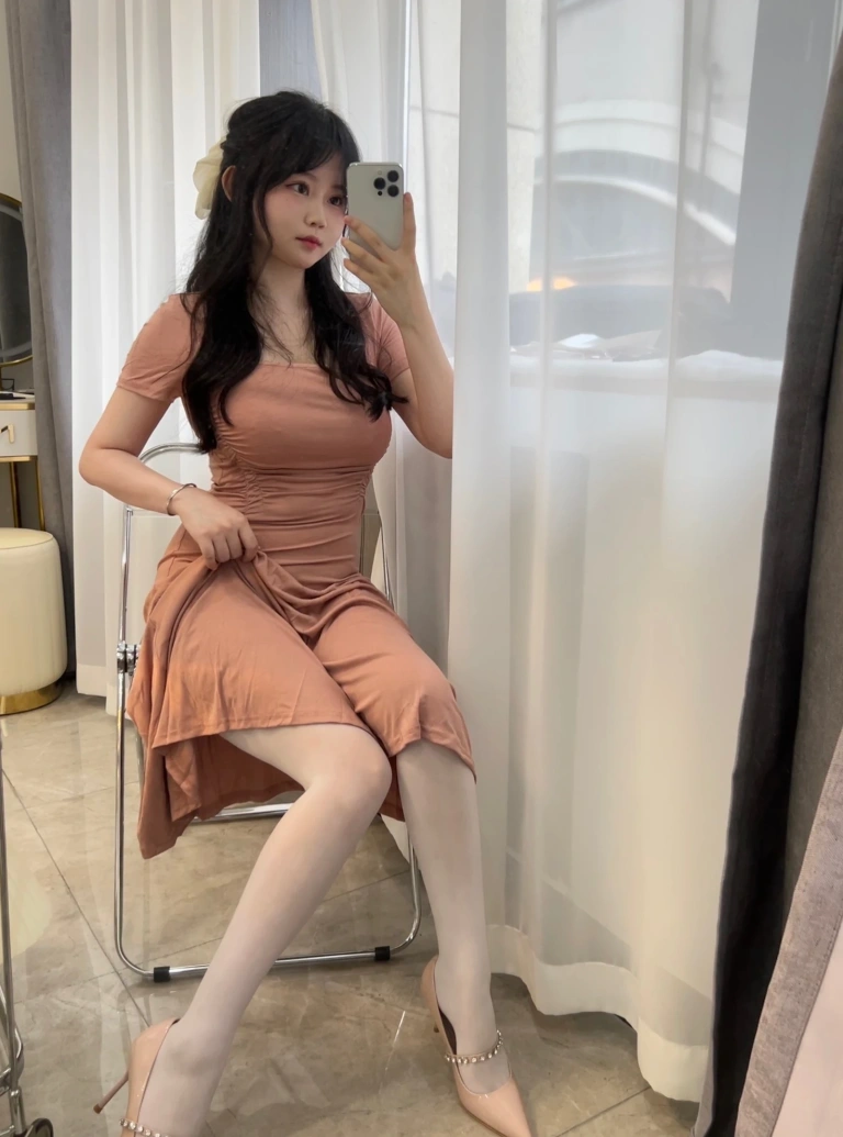 依酱《人妻》主题写真：31张全套美图，含4个视频
