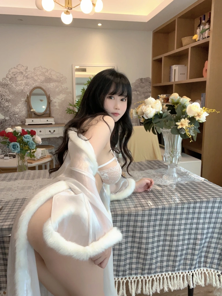 依酱《生日礼物》主题写真：30张全套美图，含4个视频