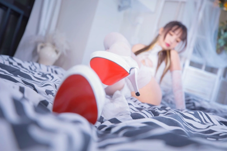 神楽坂真冬《第三季 序号12：《風と月》黑白旗袍》主题写真：150张全套美图，含2个视频