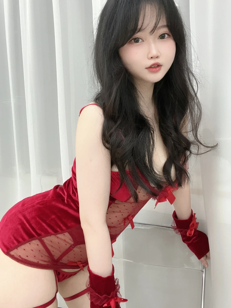 依酱《七夕特辑 红色波点》主题写真：38张全套美图，含3个视频
