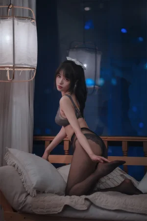 轩萧学姐《NO.63 – 2023.4月舰长 灰色蕾丝》主题写真：50张全套美图