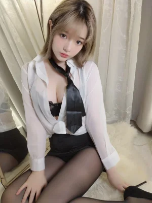 雯仔不讲道理《《520特辑豪华版》白衬衫》主题写真：30张全套美图，含4个视频