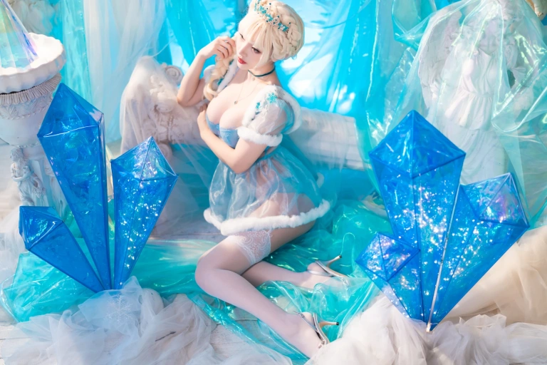 雯仔不讲道理《冰雪》主题写真：32张全套美图