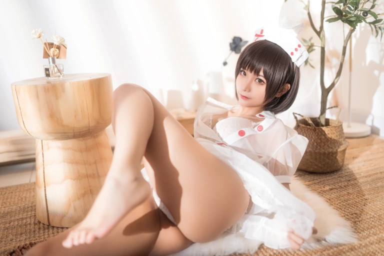 蠢沫沫《透明护士》主题写真：60张全套美图