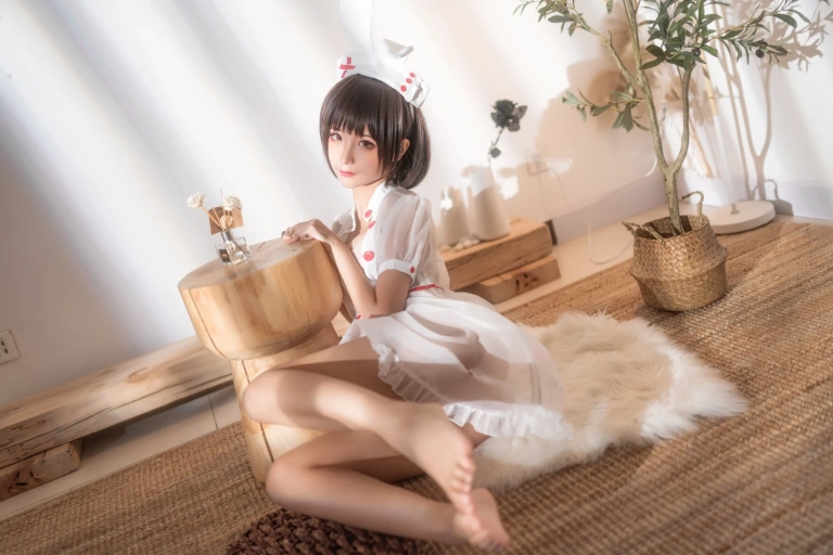 蠢沫沫《透明护士》主题写真：60张全套美图